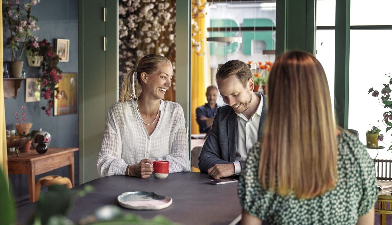 Kollegor möte på kontor i Mood
