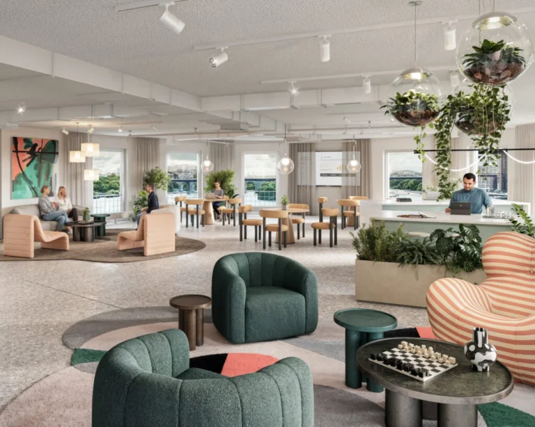 Alt-text (svenska): Modernt och ljust kontorsloungeområde med mjuka sittgrupper, cafébord och rikligt med växter. Flera personer arbetar eller samtalar i olika delar av rummet. Hängande glasterrarier och stora planteringar bidrar till en grön och inbjudande miljö. I förgrunden syns fåtöljer i gröna och randiga toner samt ett soffbord med ett schackbräde. Stora fönster släpper in dagsljus och ger utsikt över en stadsmiljö utanför.