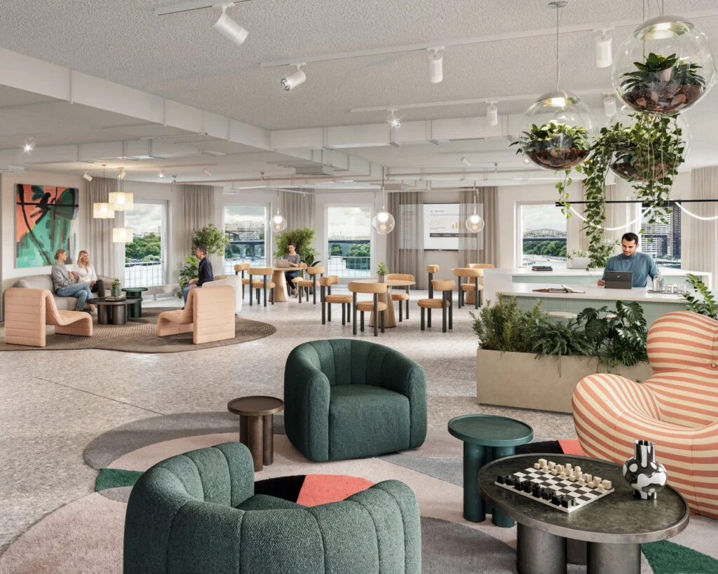Alt-text (svenska): Modernt och ljust kontorsloungeområde med mjuka sittgrupper, cafébord och rikligt med växter. Flera personer arbetar eller samtalar i olika delar av rummet. Hängande glasterrarier och stora planteringar bidrar till en grön och inbjudande miljö. I förgrunden syns fåtöljer i gröna och randiga toner samt ett soffbord med ett schackbräde. Stora fönster släpper in dagsljus och ger utsikt över en stadsmiljö utanför.